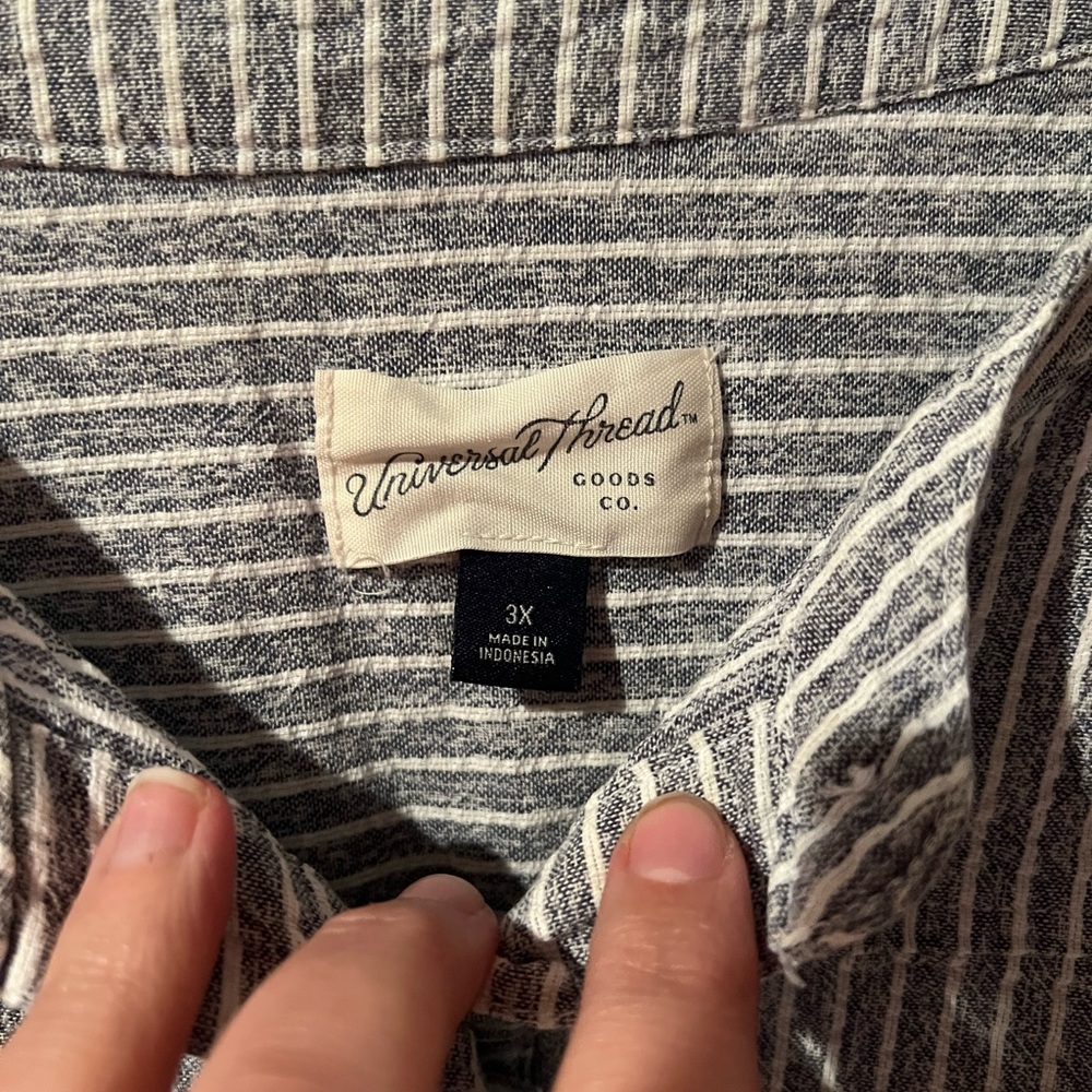 Universal Thread Button Half Button Down Top - Picture 6 of 7